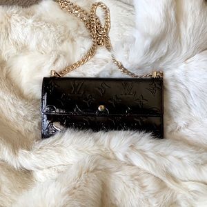 Authentic Louis Vuitton Sarah Monogram Vernis Crossbody wallet on chain